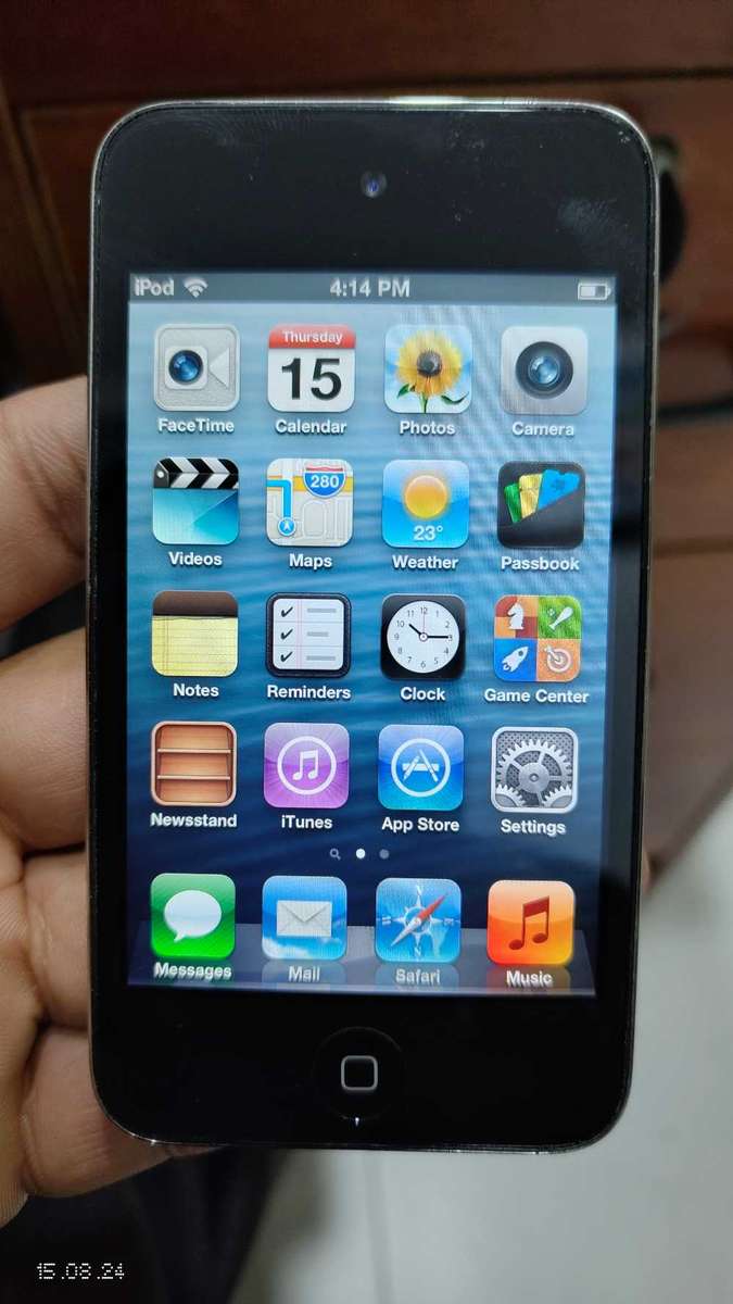 iPod Touch(4th Gen)32GB silver clean condition (Pre Owned)