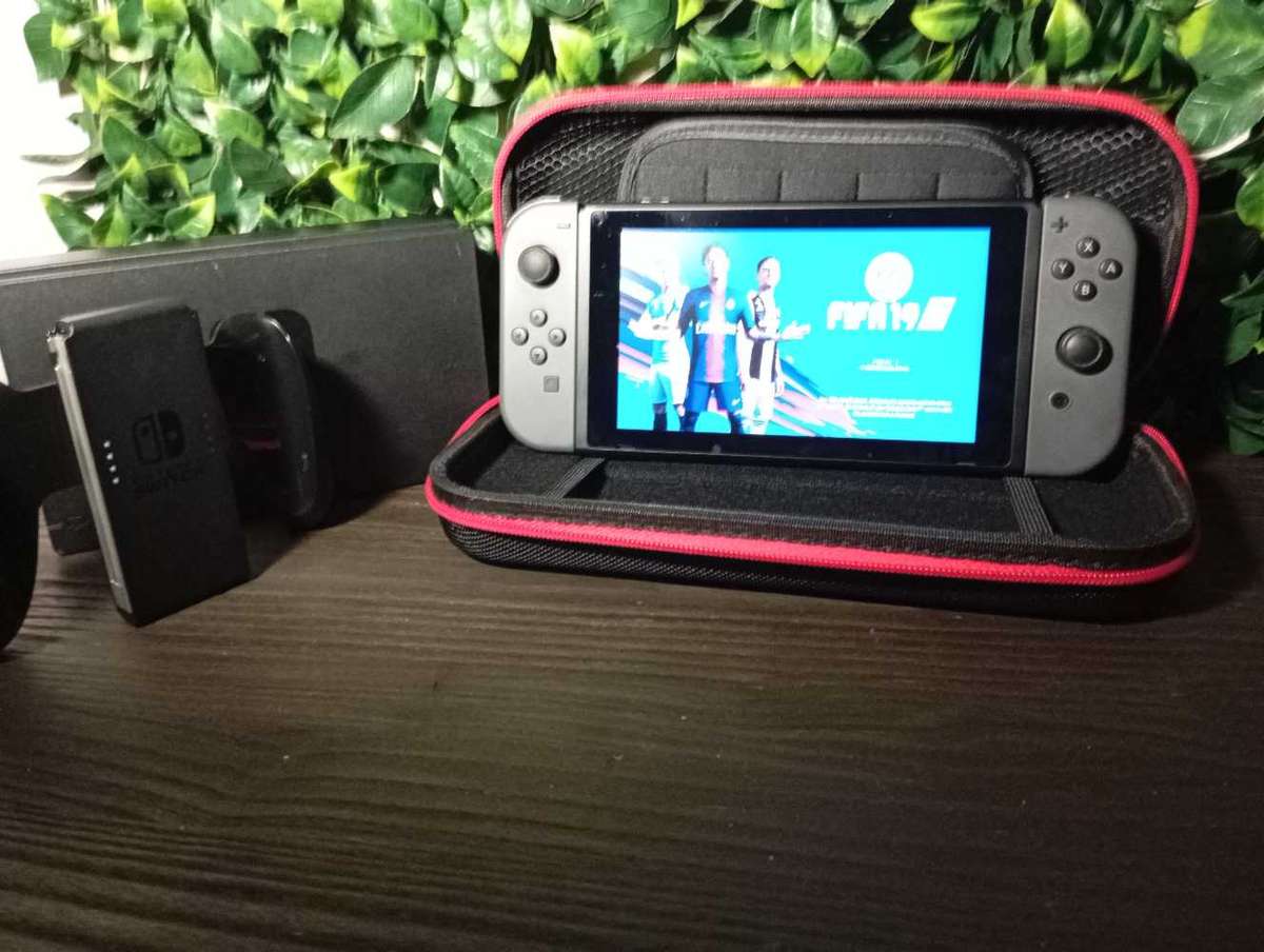 Nintendo Switch V2 Console + FIFA 19 |