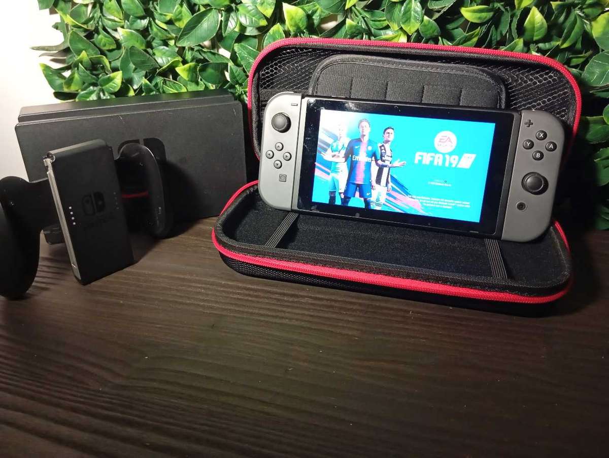 Nintendo Switch V2 Console + FIFA 19 |