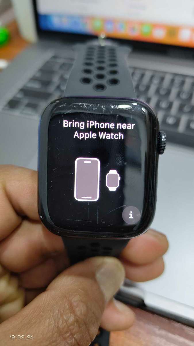 Apple Watch series 7 nike 45MM black has scratches on front glass (Pre Owned)