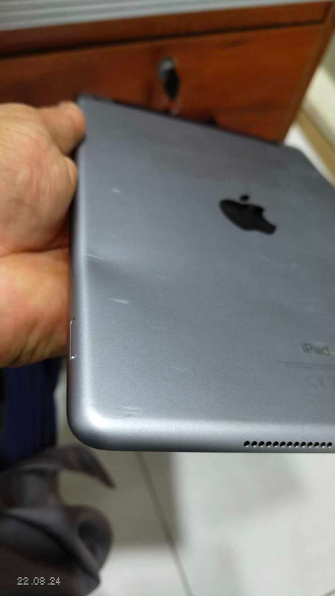 Apple iPad 9.7" (6th Gen ) 32GB cell + wifi space grey  A1954 (Pre owned)