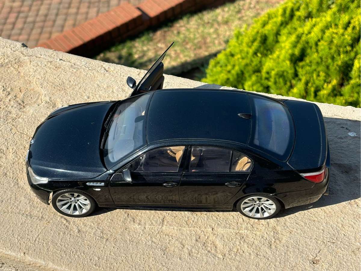 BMW 1/18 E60 M5 V10 Black Diecast model (KYOSHO) - Very Rare