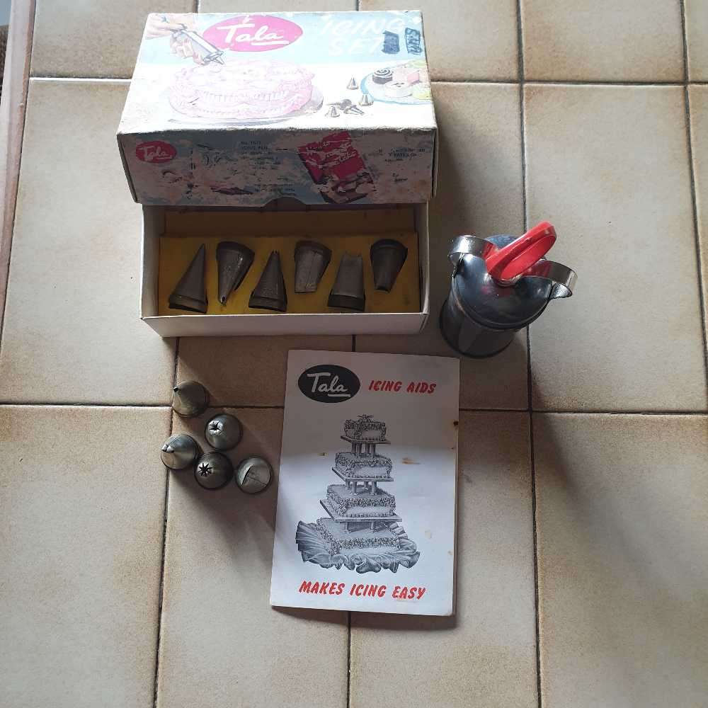 TALA ICING SET NO 1705 - Syringe + 11 Tubes - Pamphlet & Original Box Included