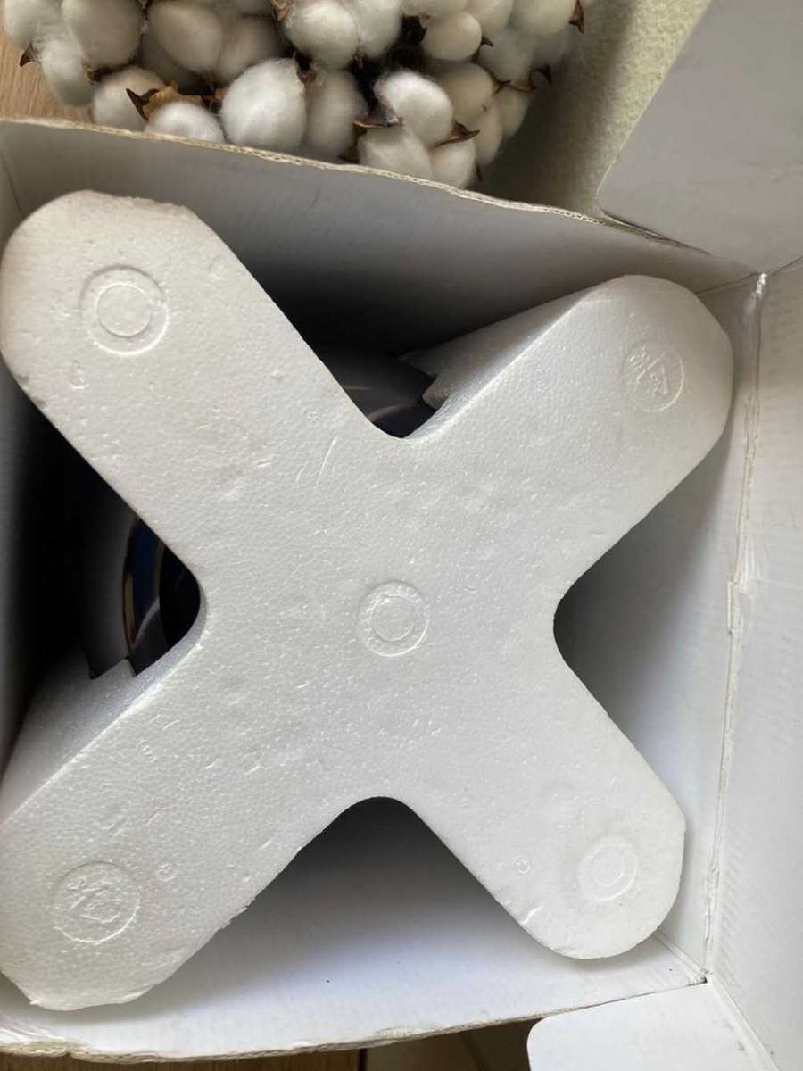 2013 Mac Pro with 3.7 Ghz Quad-core Xeon E5, 16GB RAM, 128GB SSD Excellent condition. Include BOX