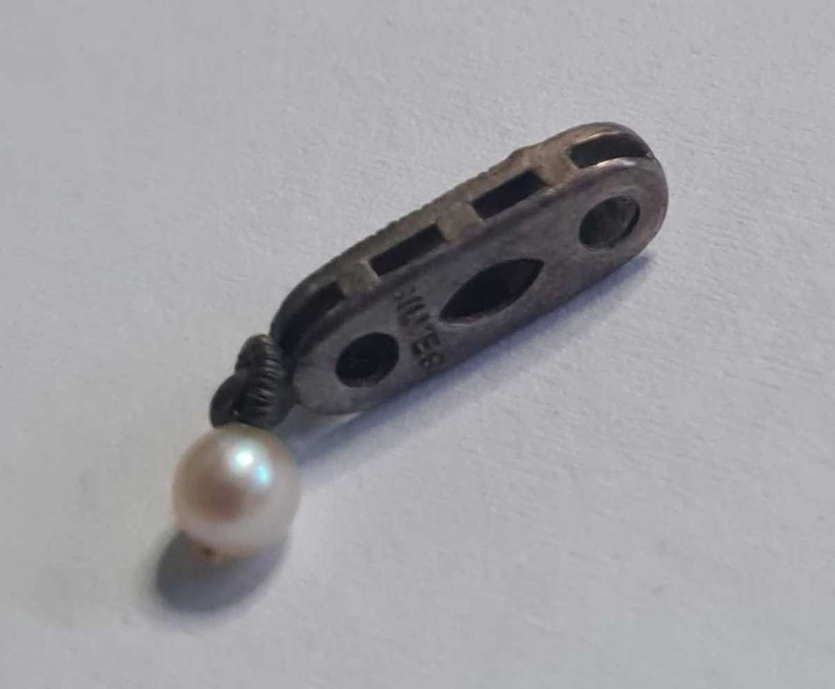 Marcasite pendant with pearl