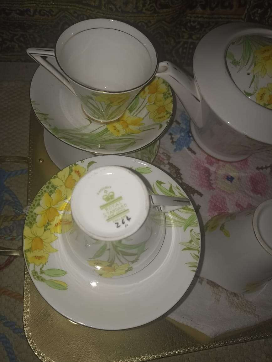 Royal standard Teaset daffodils