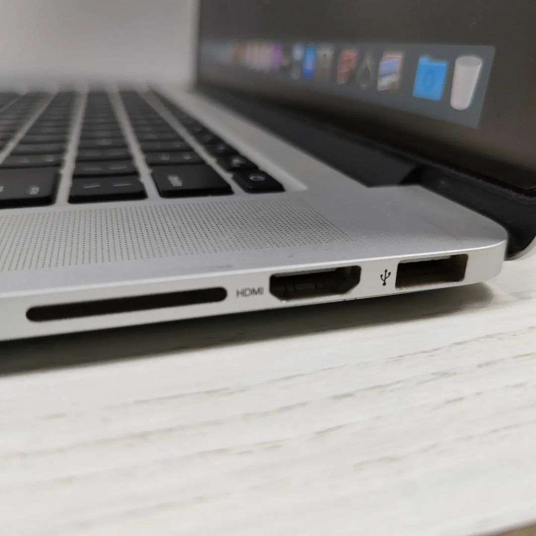 Apple macbook pro 15 inch Retina Display 2014 Model Quad Core i7 16GB Ram 256GB SSD