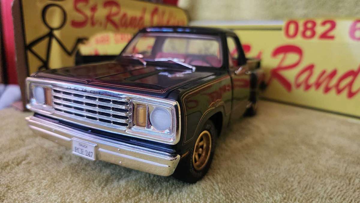 Dodge Pick-Up Truck (1:18)
