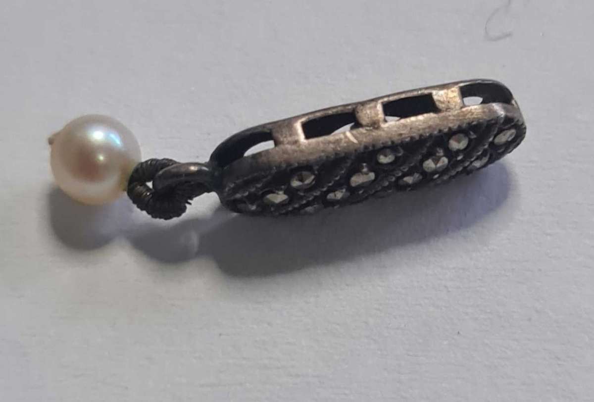 Marcasite pendant with pearl
