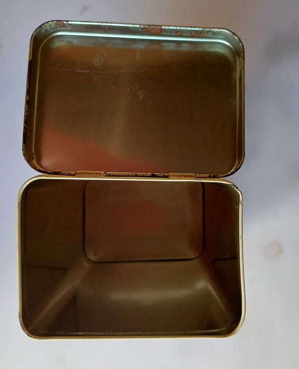 Johnson`s baby powder tin