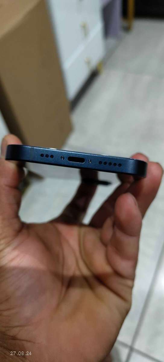 Apple iPhone 13 black 128GB stunning condition with 99% battery health (Pre Owned)