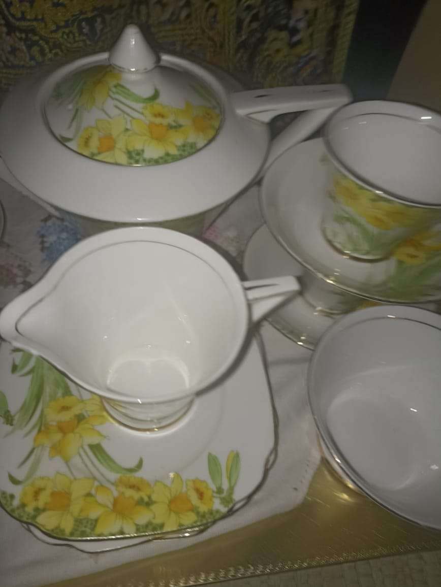 Royal standard Teaset daffodils
