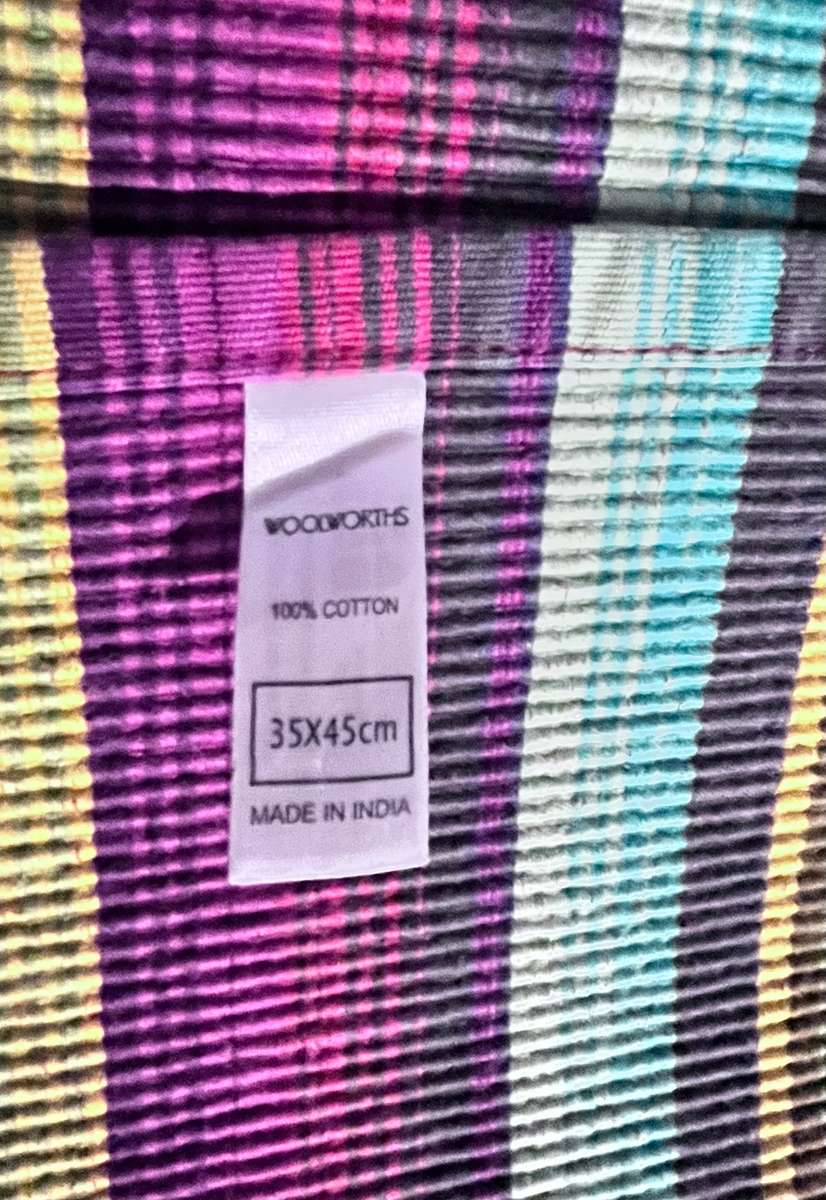 100% cotton table set: 8 mats and runner