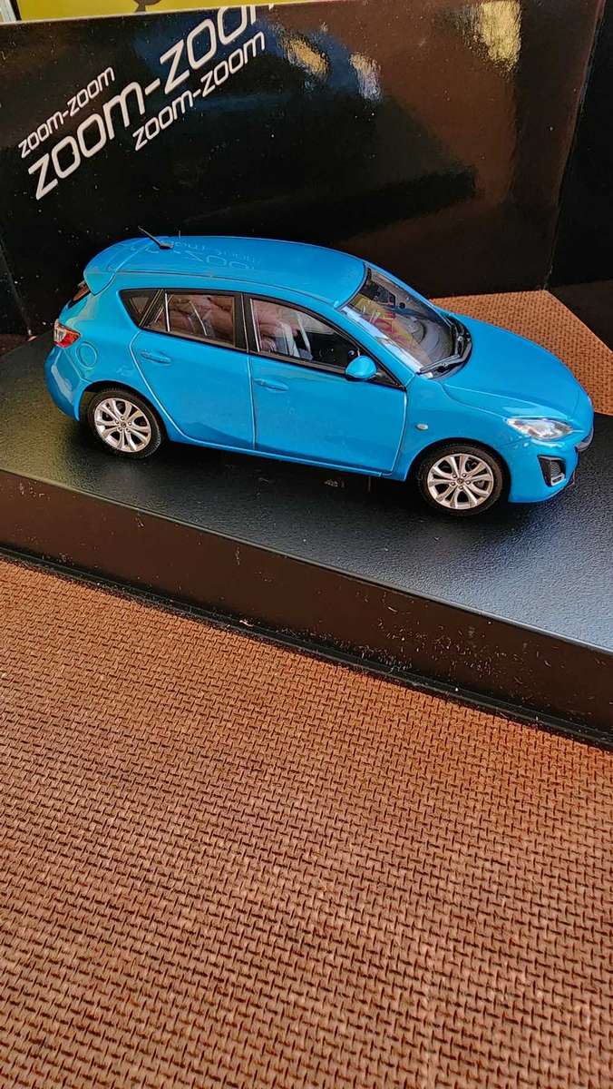 Mazda 3 Zoom Zoom (1:43) World Premier addition (Autoart)