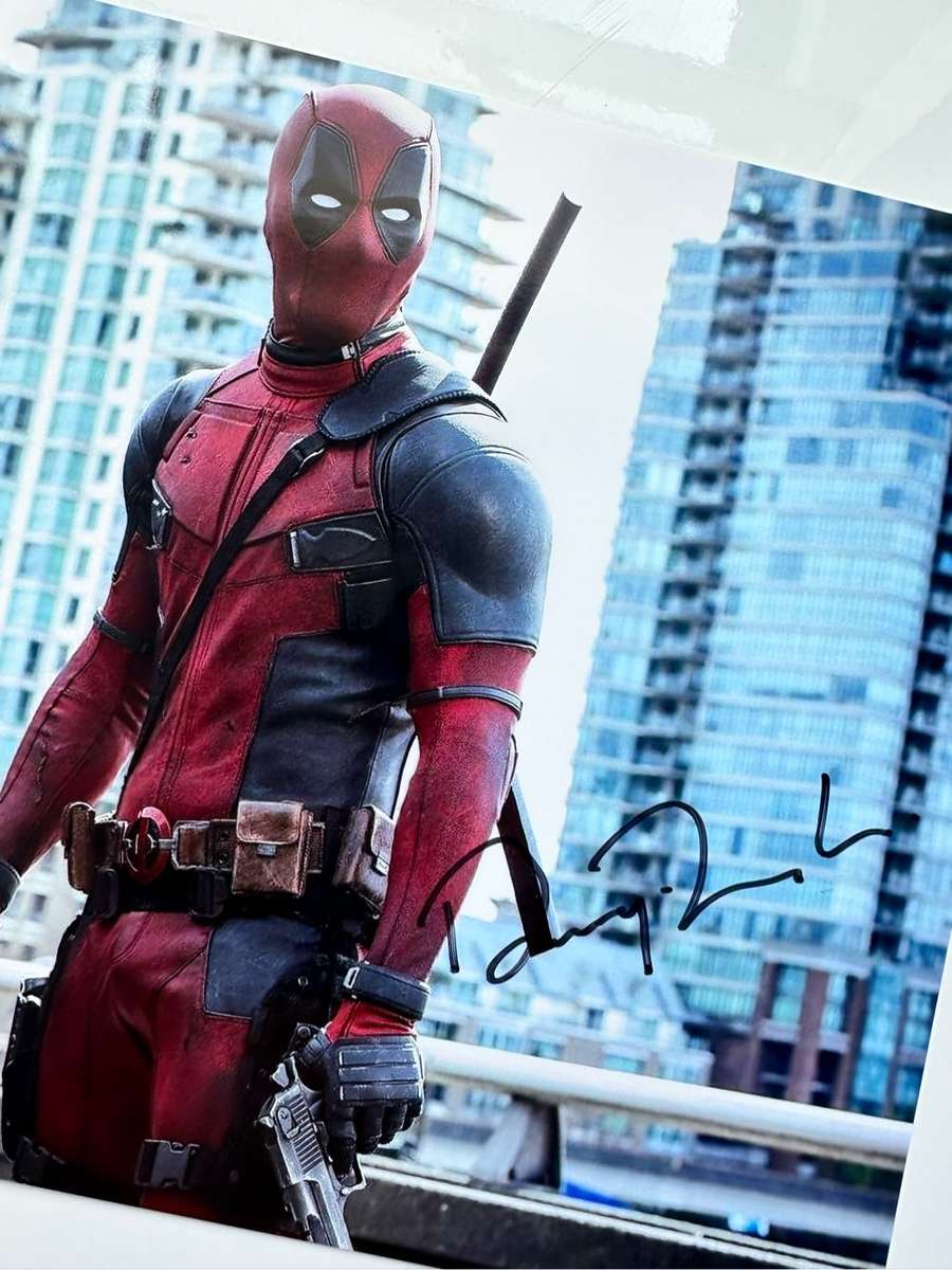 RYAN REYNOLDS/DEADPOOL -  AUTHENTIC AUTOGRAPH - 100% ORIGINAL - WITH COA