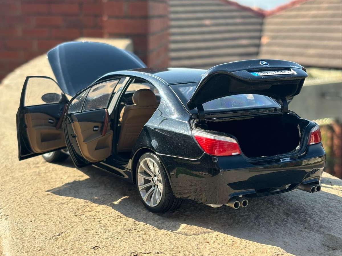 BMW 1/18 E60 M5 V10 Black Diecast model (KYOSHO) - Very Rare
