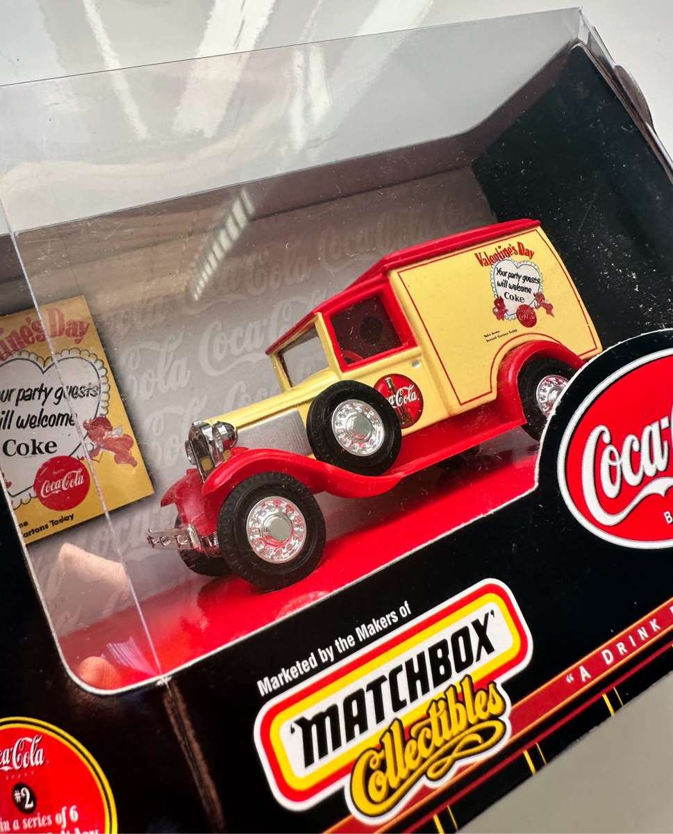 VINTAGE - 1999 MATCHBOX COLLECTIBLES - 1930 FORD MODEL A VALENTINES DAY - TRADITIONAL SCALE