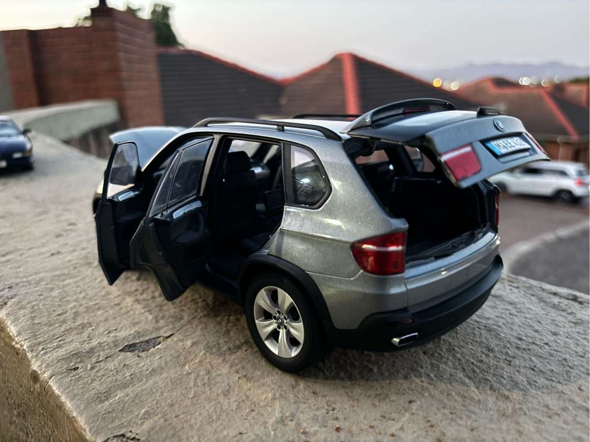 2007 BMW X5 E70 4.8i 1/18 Diecast Model