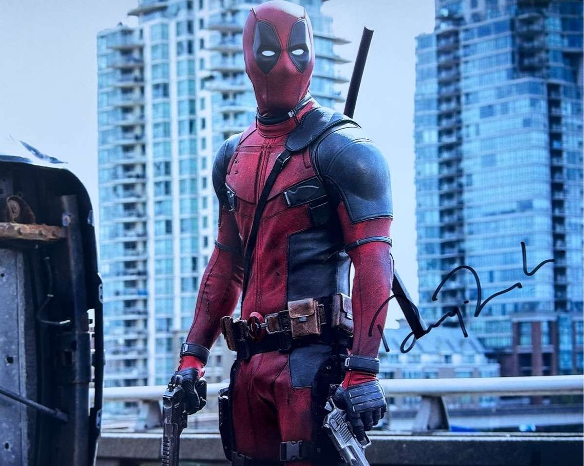 RYAN REYNOLDS/DEADPOOL -  AUTHENTIC AUTOGRAPH - 100% ORIGINAL - WITH COA