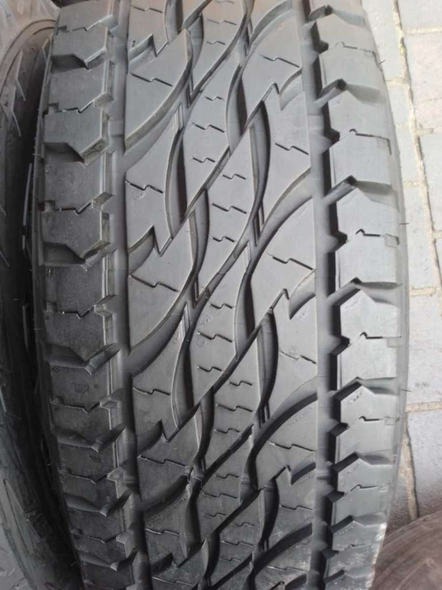 255/70/16 Bridgeston Dueler AT. 80% Life