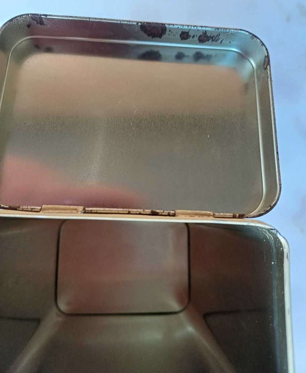 Johnson`s baby powder tin