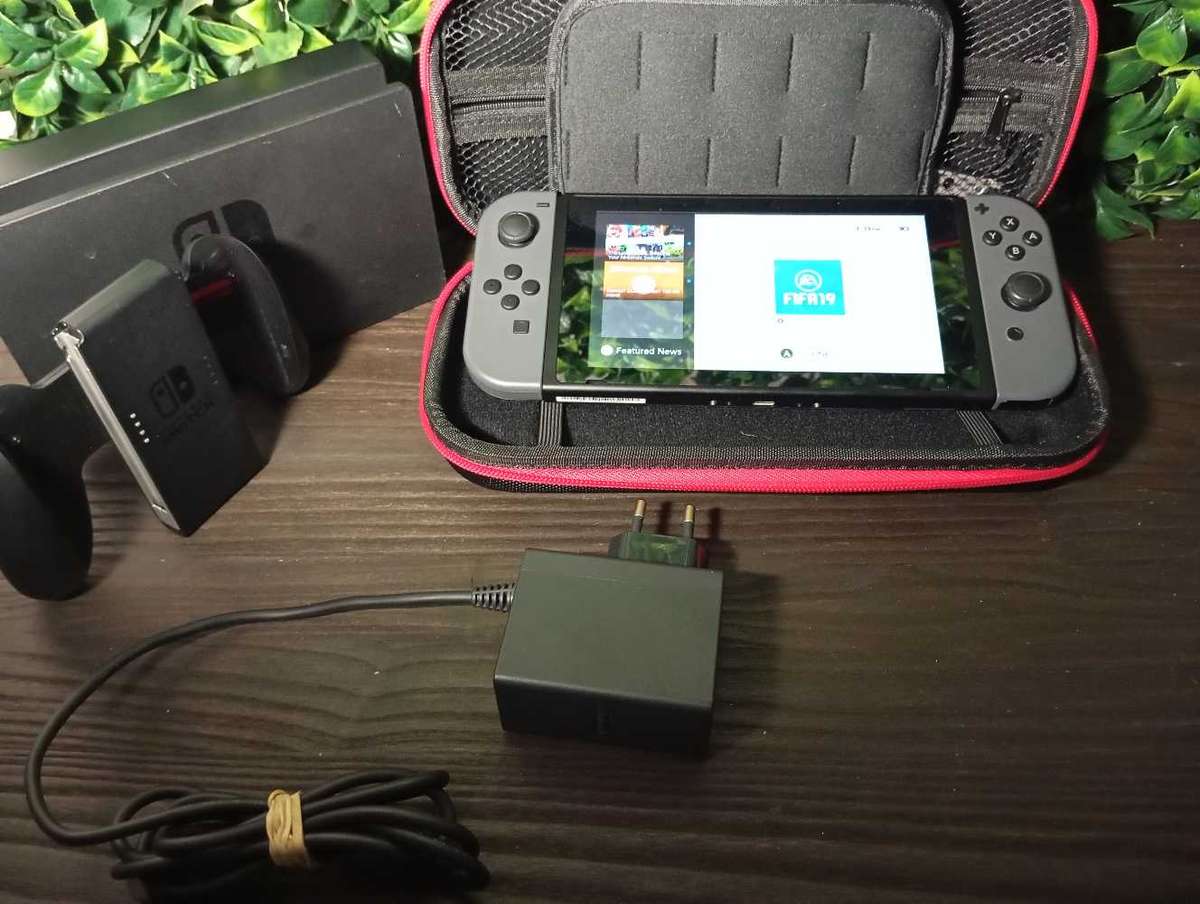 Nintendo Switch V2 Console + FIFA 19 |