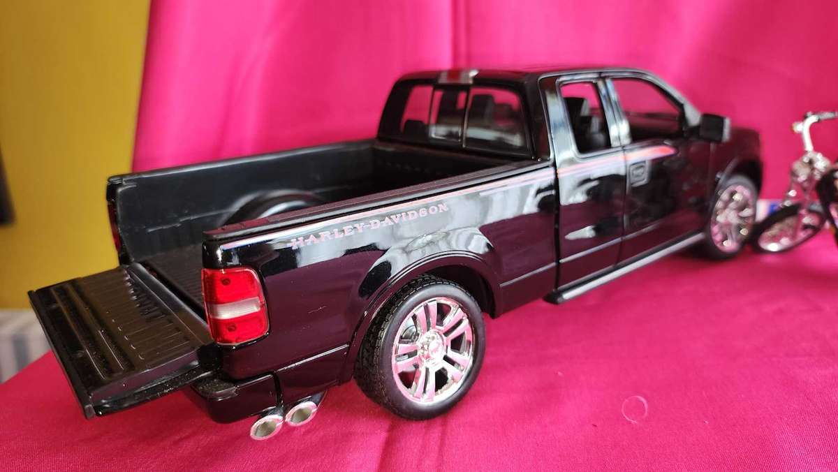 Ford F 150 Custom & Harley (1:18)
