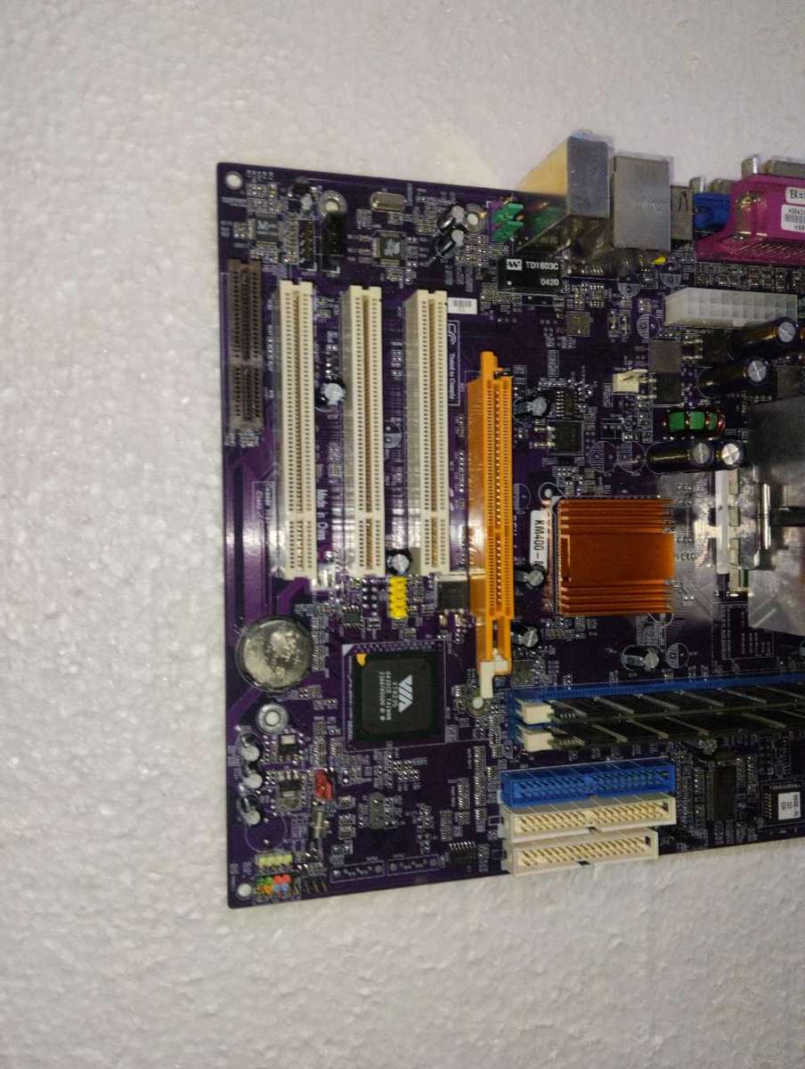 ECS - KM400-M2 REV:1 MB - Includes AMD Sempron CPU and RAM