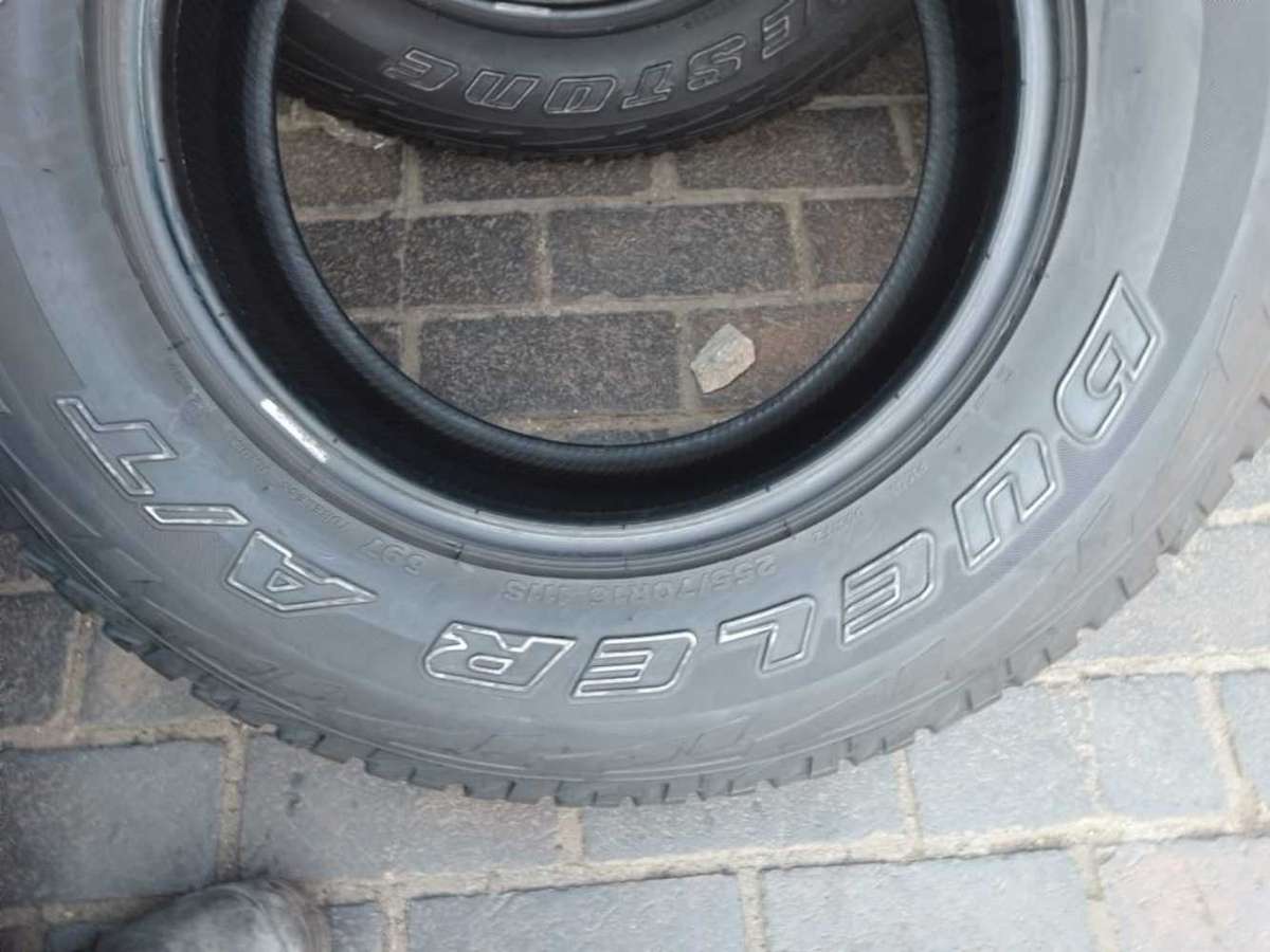 255/70/16 Bridgeston Dueler AT. 80% Life