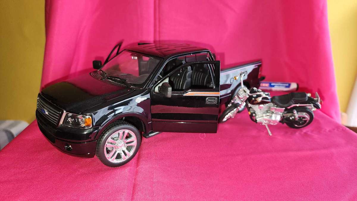 Ford F 150 Custom & Harley (1:18)