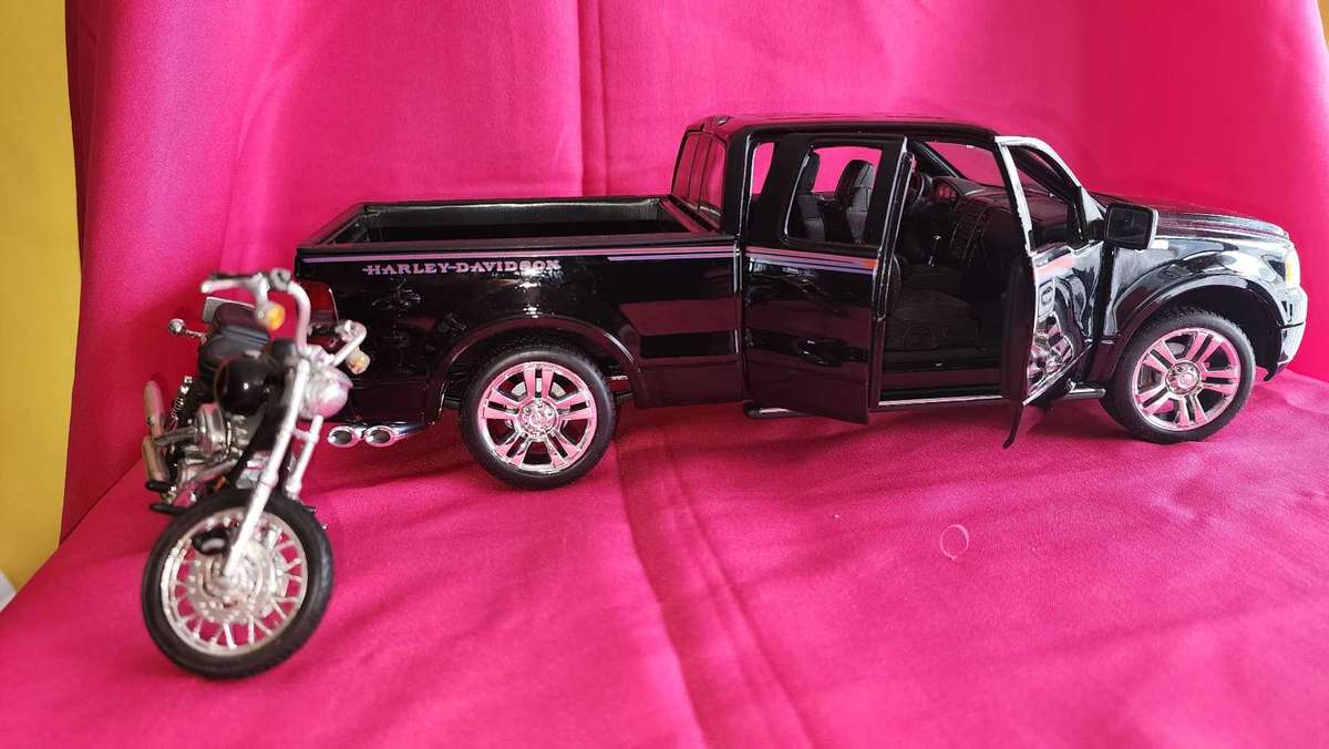Ford F 150 Custom & Harley (1:18)