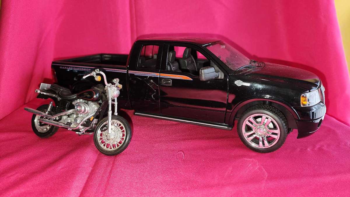 Ford F 150 Custom & Harley (1:18)