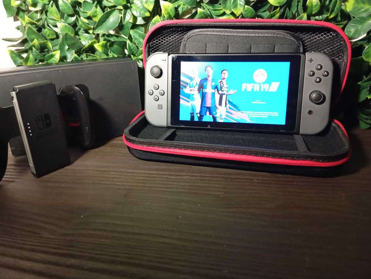 Nintendo Switch V2 Console + FIFA 19 |