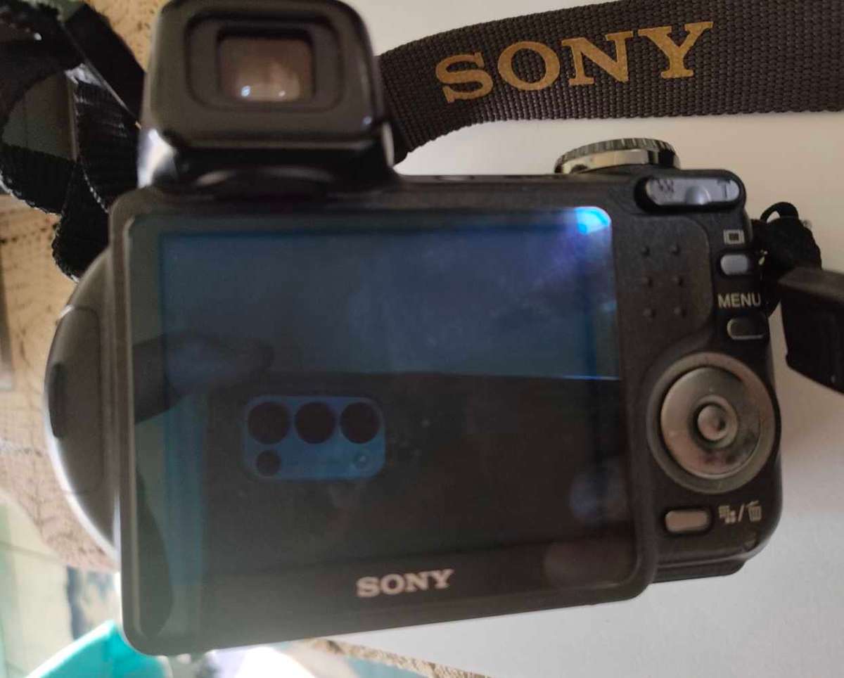 Sony Cybershot Camera - DSC-H5