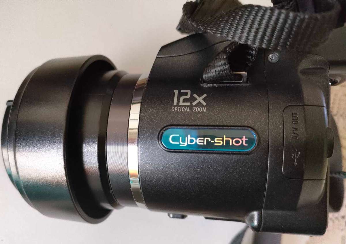 Sony Cybershot Camera - DSC-H5