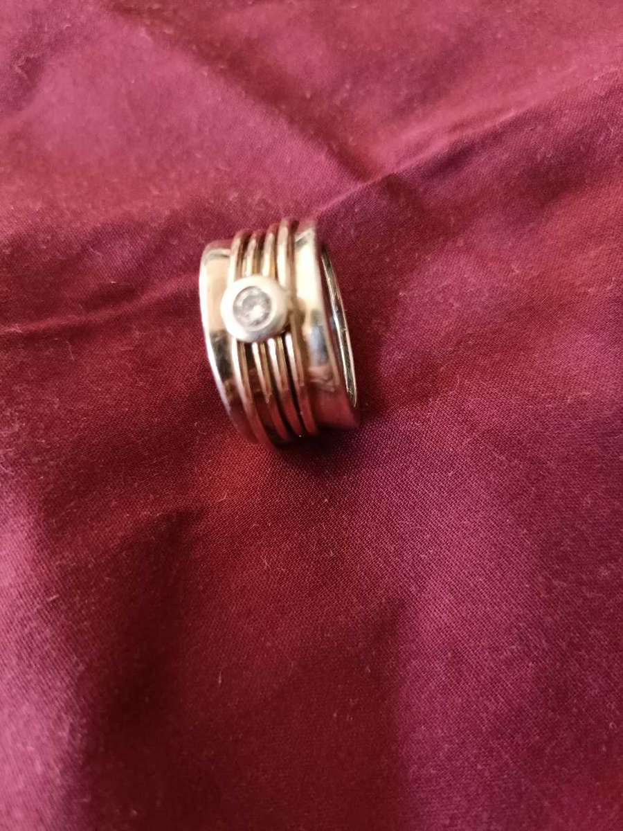 9ct Yellow and White gold ring with diamond