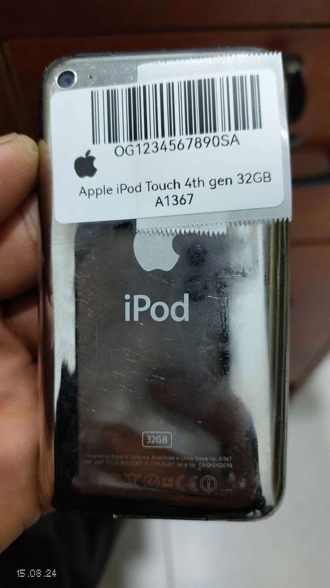 iPod Touch(4th Gen)32GB silver clean condition (Pre Owned)