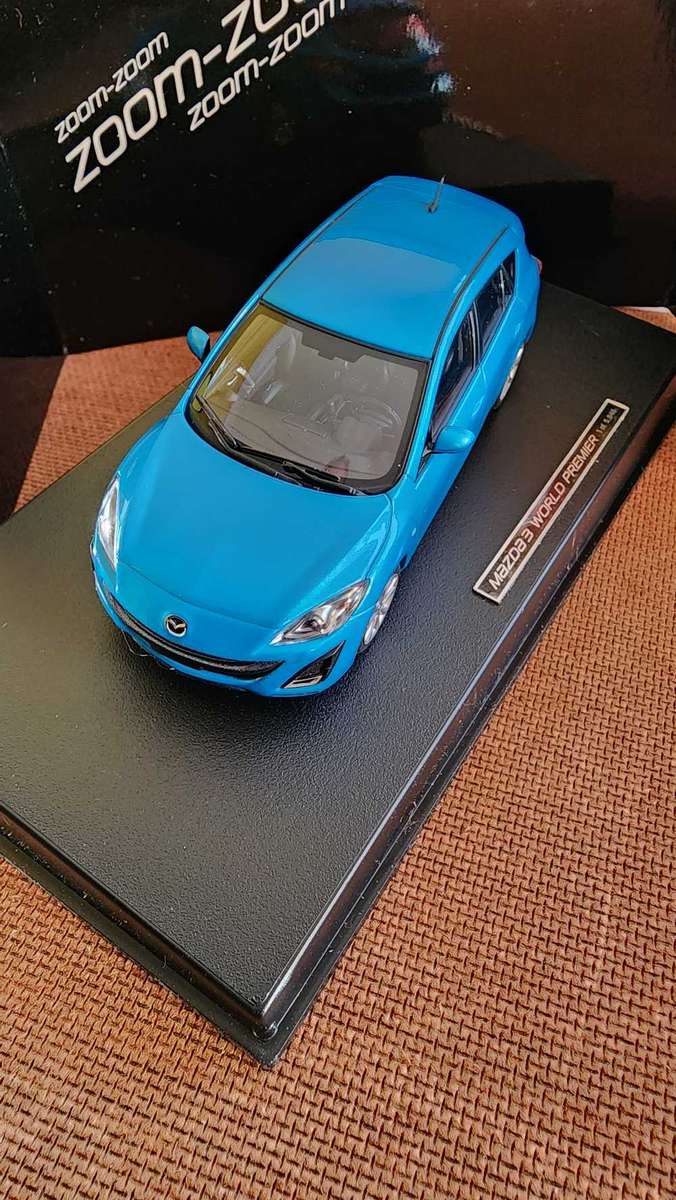 Mazda 3 Zoom Zoom (1:43) World Premier addition (Autoart)