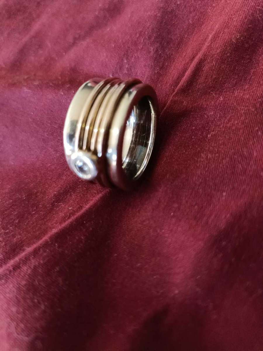 9ct Yellow and White gold ring with diamond