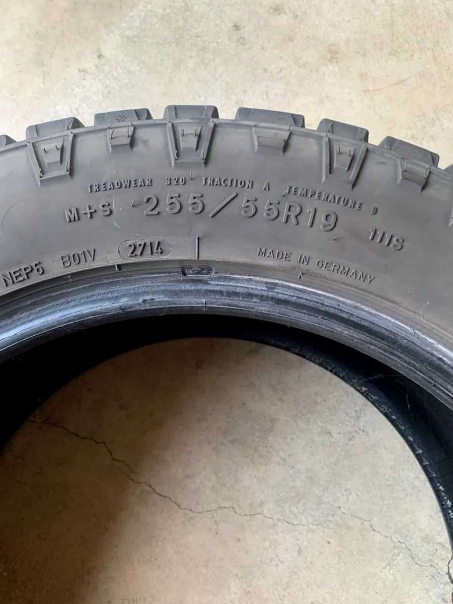 255/55/19 Goodyear Duratrac tyres with 80% life
