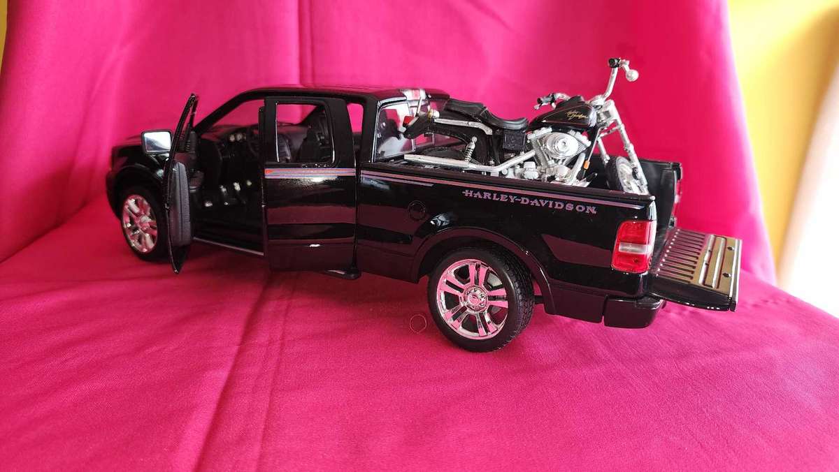Ford F 150 Custom & Harley (1:18)