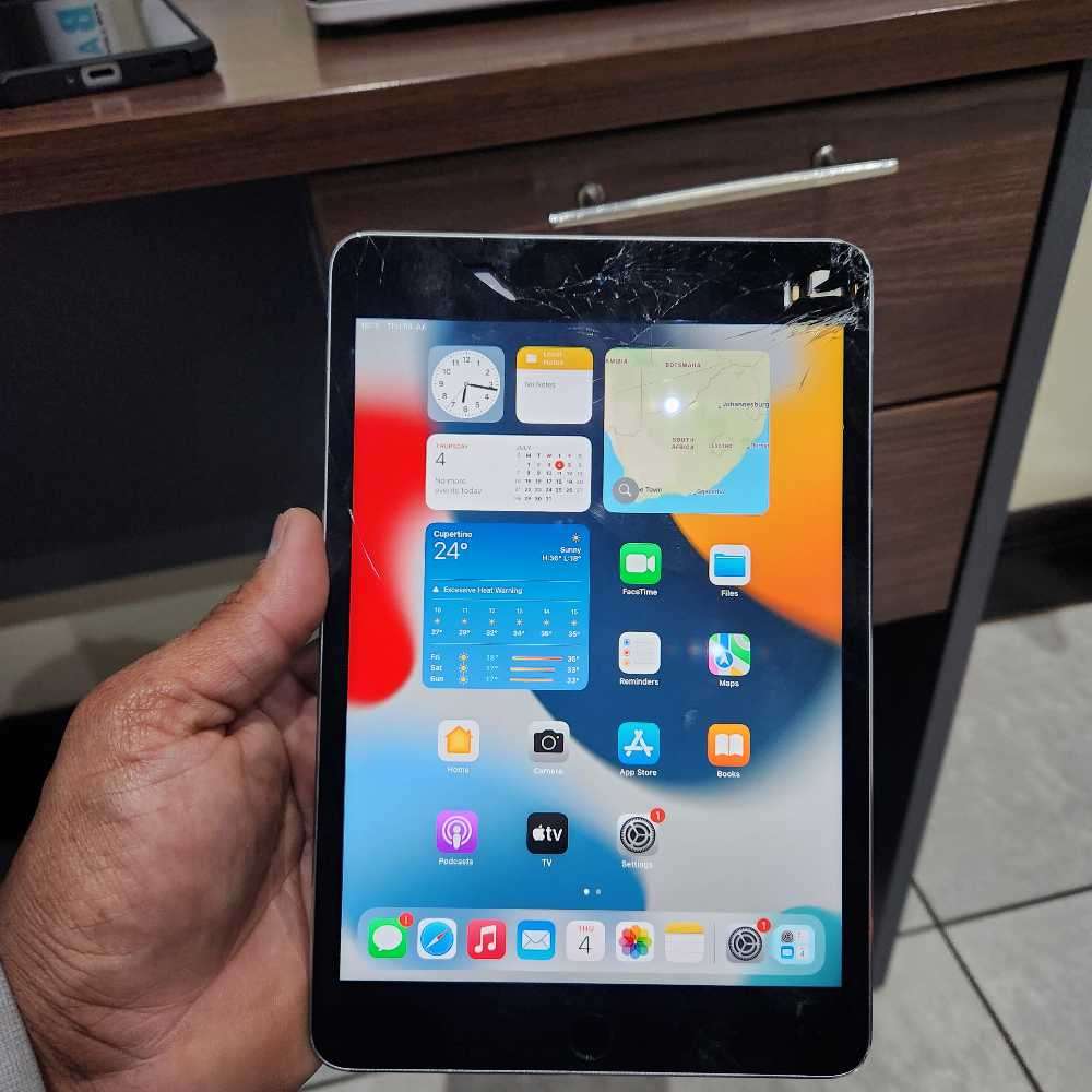 iPad mini 4 128GB wifi only Space gray (Cracked Touch)[Pre owned]