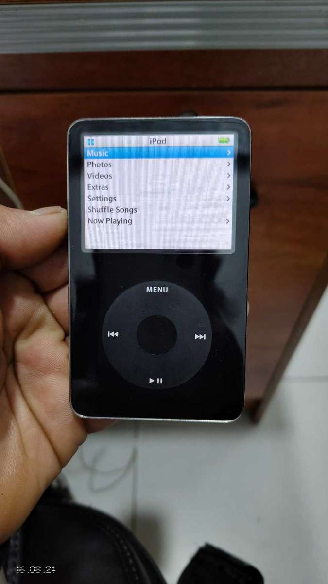 Apple iPod  5th Generation Black 30GB A1136 (Pre owned)