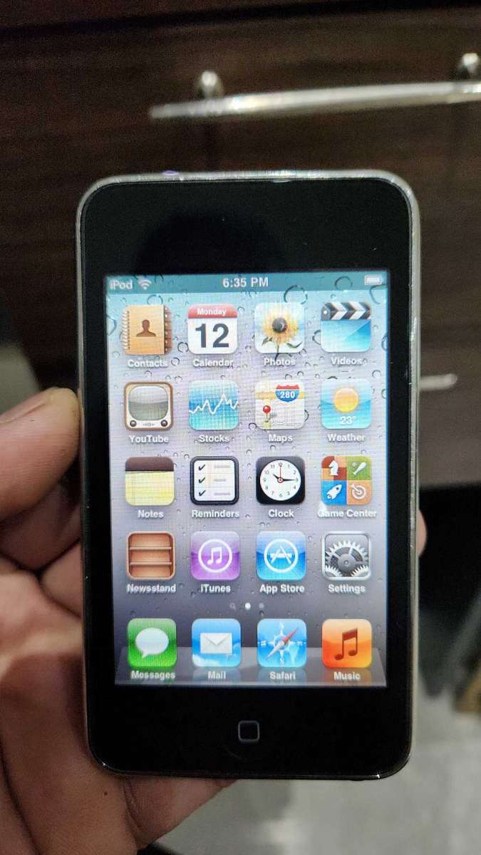 Apple iPod Touch 3rd Gen 32GB Silver (pre owned)