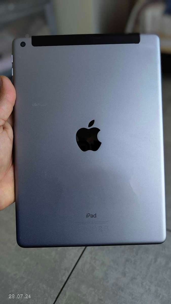 iPad 9.7`(5th gen) 32Gb cell + wifi fully working Space Grey (Pre Owned)