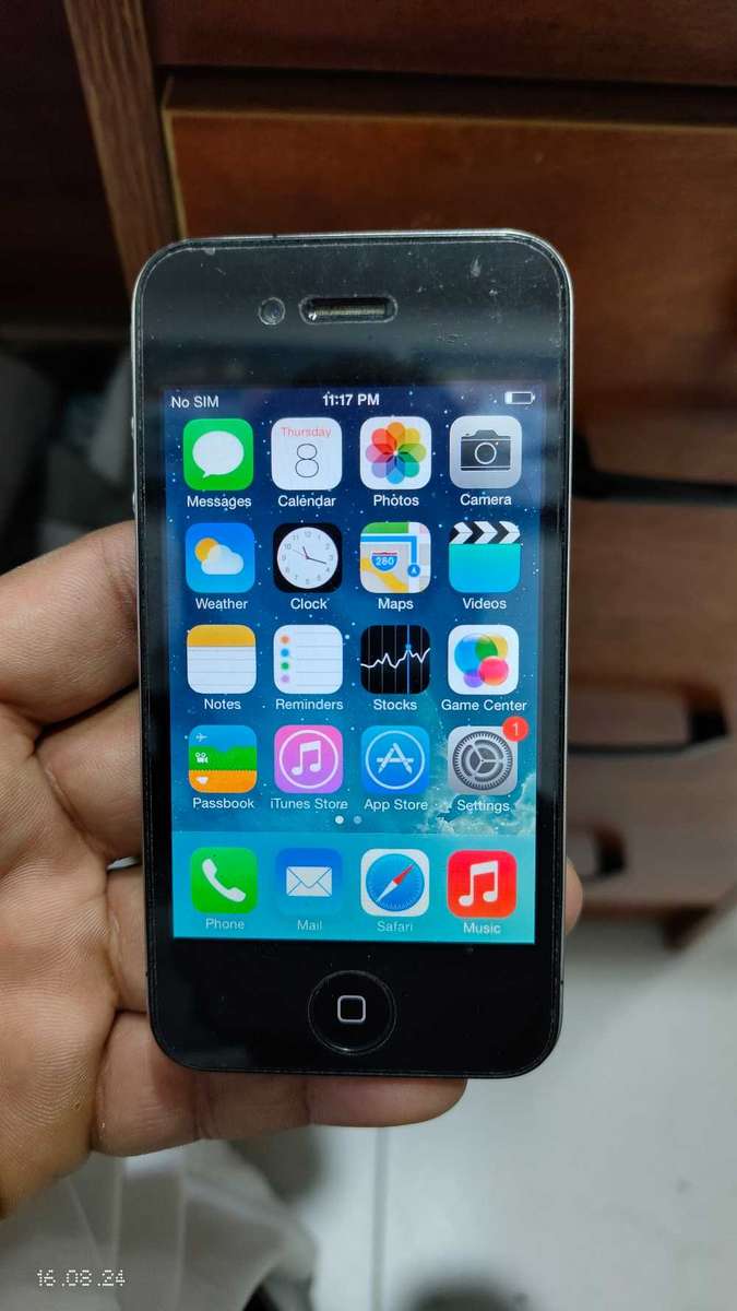 iPhone 4 32GB black colour (Pre owned)