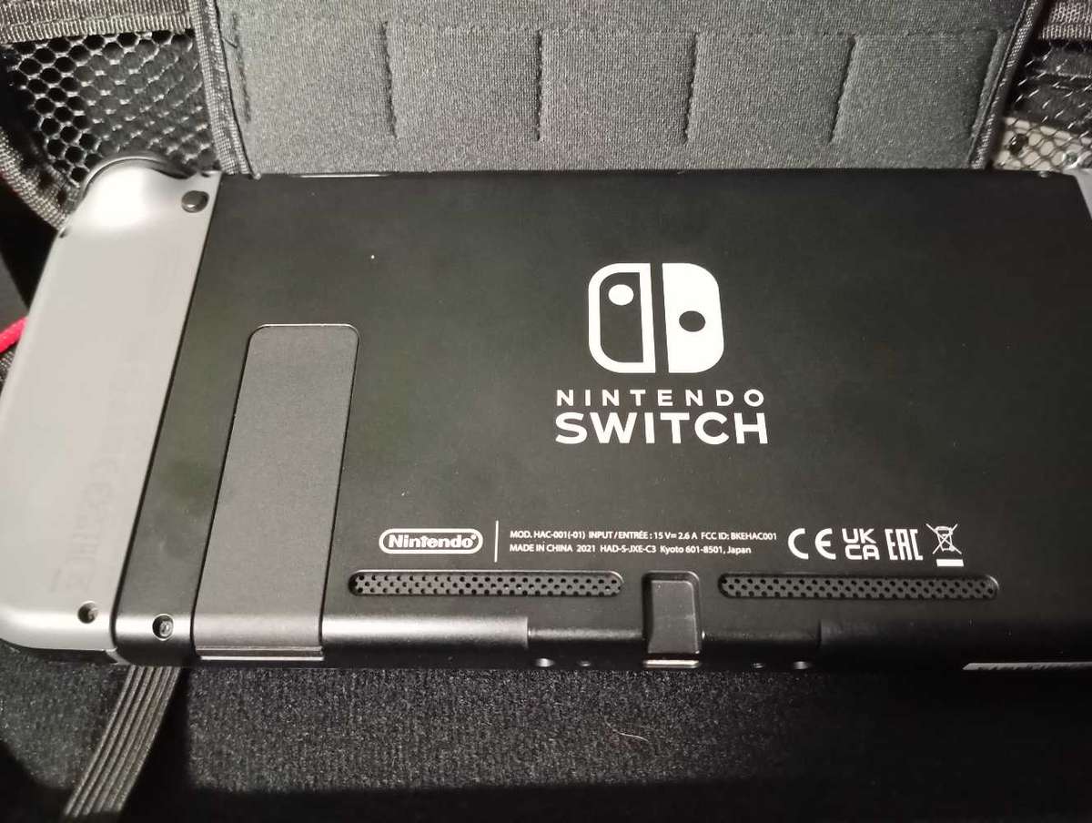 Nintendo Switch V2 Console + FIFA 19 |
