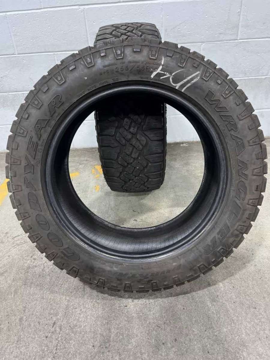 255/55/19 Goodyear Duratrac tyres with 80% life