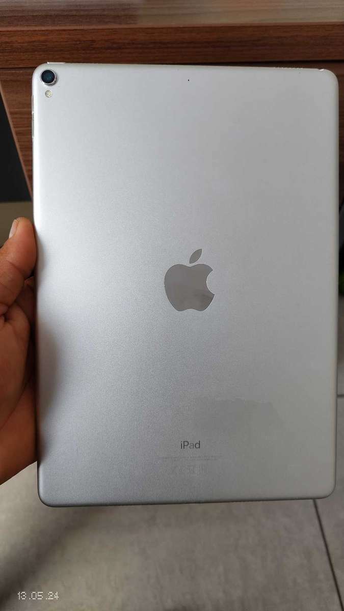 Apple iPad Pro 10.5" 64GB Wi-Fi Silver( pre owned )