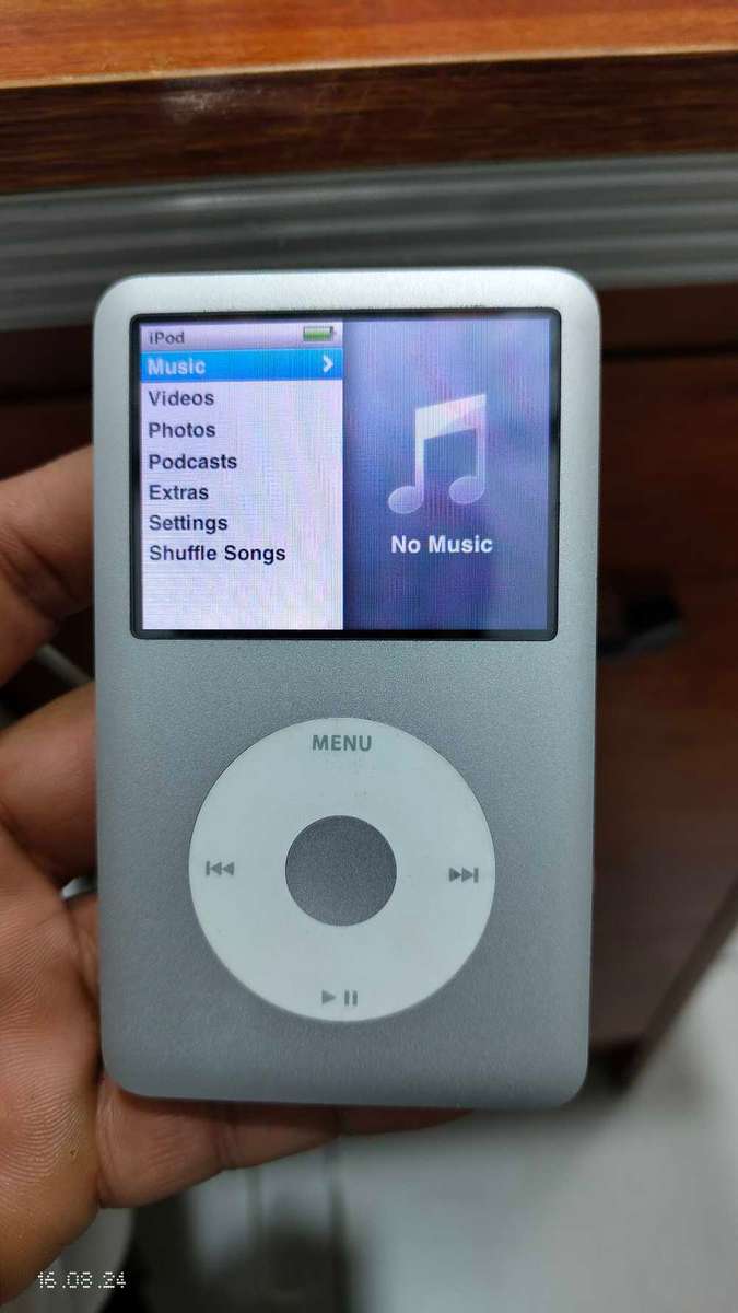 Apple iPod classic 7th Generation Silver 160GB A1238 (Pre Owned)